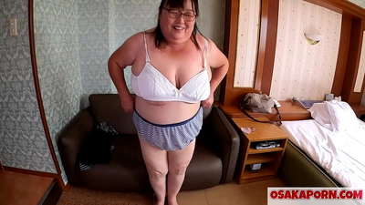 肥胖的日本妈妈展示她巨大的乳房并享受性玩具。一位51岁的亚洲妈妈谈论她的性经验。Yukiko 1 OSAKAPORN 肥胖的小猫咪