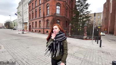 公共场合接客：美女为iPhone被操，阴部被射精。CleoModel